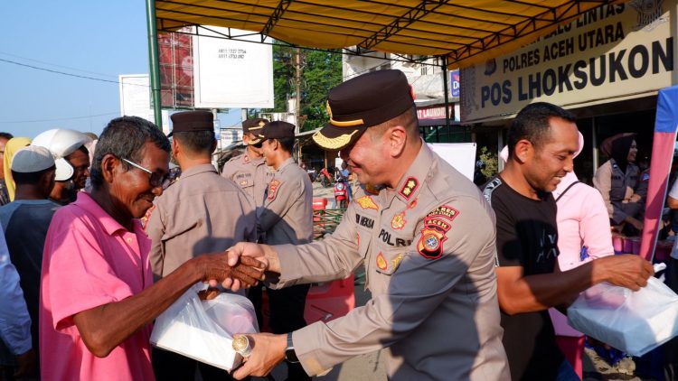 Polres Aceh Utara bersama Pengurus Yayasan Kemala Bhayangkari Cabang Aceh Utara membagi-bagikan ratusan paket takjil gratis kepada pengguna jalan dan masyarakat