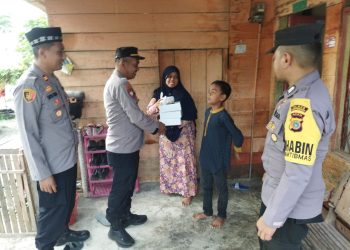 Kapolsek Syamtalira Bayu, Iptu Sirya Iqbal, SH, MH mengunjungi rumah warga kurang mampu dan anak yatim di wilayah tersebut, Senin (10/4/2023)