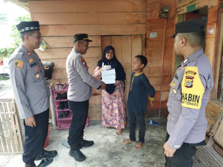 Kapolsek Syamtalira Bayu, Iptu Sirya Iqbal, SH, MH mengunjungi rumah warga kurang mampu dan anak yatim di wilayah tersebut, Senin (10/4/2023)