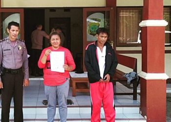 Personel Polsek Bunaken melakukan penyelesaian masalah KDRT yang terjadi pada hari Minggu (9/4/2023)