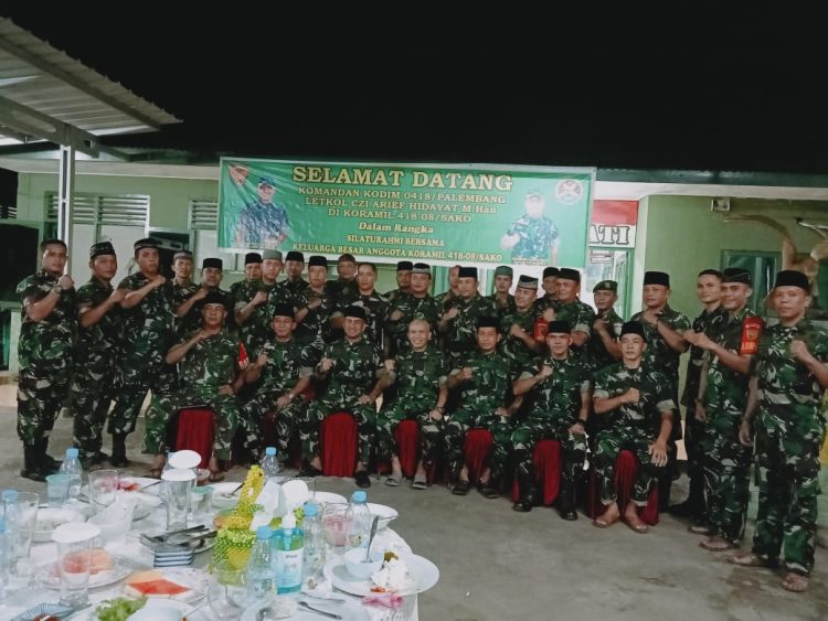 Komandan Kodim 0418/ Palembang, Letkol Czi Arief Hidayat M.Han, bersilahturahmi bersama keluarga besar anggota Koramil 418-08/Sako dan unsur Forkopimcam Sako dan Sematang Borang. Senin (10/4/2023)