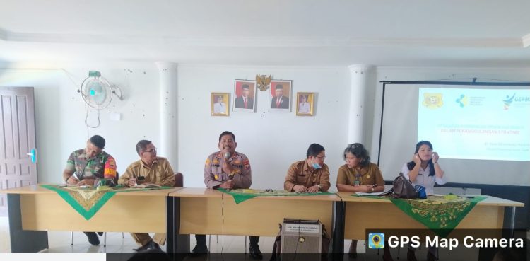 Kapolsek Parongil AKP Hotman Purba mengikuti rapat optimalisasi intervensi gizi spesifik dan sensitif dalam penanggulan stunting di Balai Runggu, Kecamatan Silima, Kab. Dairi, Selasa (11/4/23)