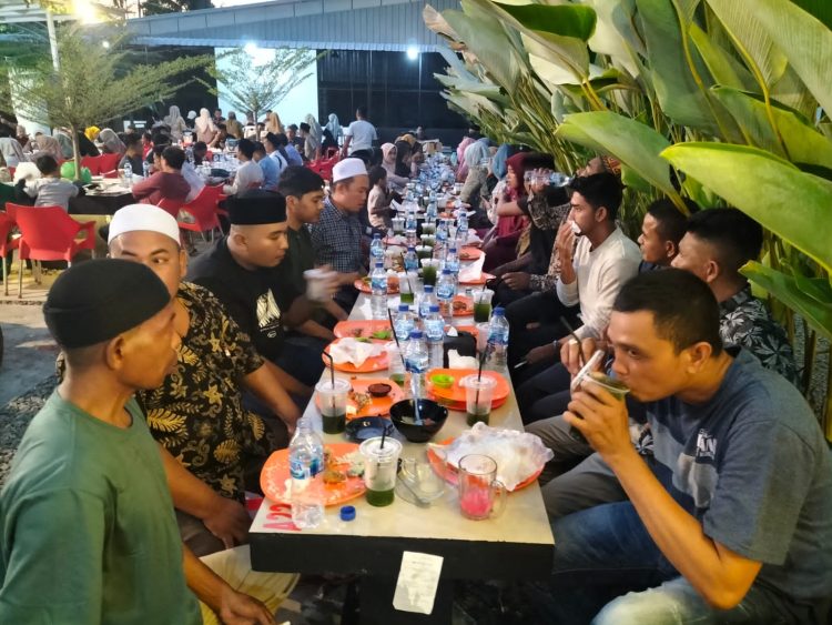 Aswadi Kembali lakukan silaturahmi dan konsolidasi dengan puluhan " Sahabat Aswadi " dengan menggelar acara buka puasa bersama