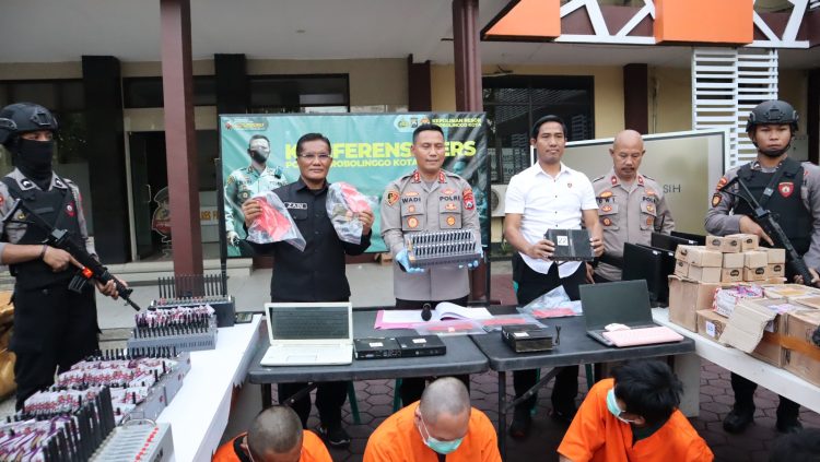 Polres Probolinggo Kota berhasil mengungkap tindak pidana manipulasi data kependudukan yang digunakan untuk memanipulasi data register kartu perdana