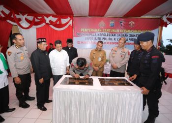 Kapolda Sumut, Irjen Pol RZ Panca Putra Simanjuntak menandatangani prasasti tanda diresmikannya 50 unit rumah dinas Batalyon C Pelopor Brimob Polda Sumut di Kabupaten Mandailing Natal (Madina), Selasa (11/4/23). (Foto Dok/ Polda Sumut)