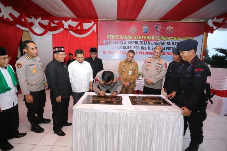 Kapolda Sumut, Irjen Pol RZ Panca Putra Simanjuntak menandatangani prasasti tanda diresmikannya 50 unit rumah dinas Batalyon C Pelopor Brimob Polda Sumut di Kabupaten Mandailing Natal (Madina), Selasa (11/4/23). (Foto Dok/ Polda Sumut)