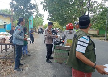 PJI (Persatuan Jurnalis Indonesia) Kudus membagikan 500 paket takjil kepada pengguna jalan dan masyarakat sekitar sekretariat DPC PJI Kudus