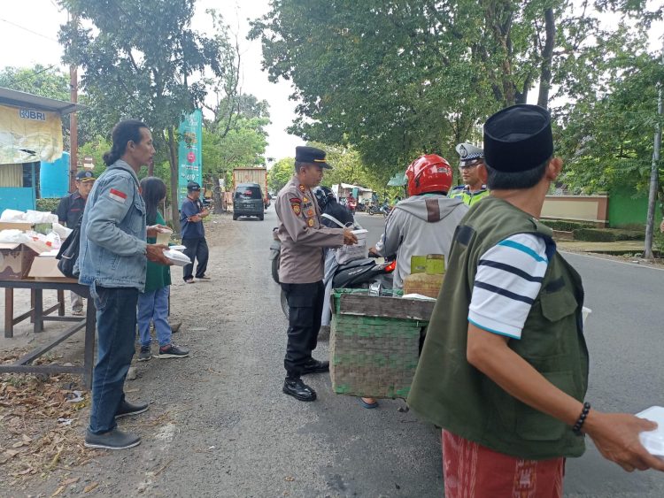 PJI (Persatuan Jurnalis Indonesia) Kudus membagikan 500 paket takjil kepada pengguna jalan dan masyarakat sekitar sekretariat DPC PJI Kudus