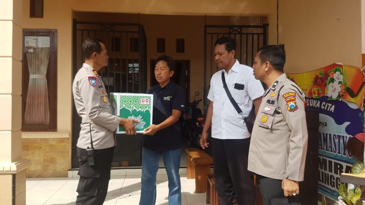 Kapolres Probolinggo Kota AKBP Wadi Sa'bani melalui Kasat Binmas AKP Imam Syafi'i kembali memberikan bantuan kemanusiaan kepada keluarga korban Tragedi Kanjuruhan yang ada di Kota Probolinggo pada Rabu (12/04/2023) pagi