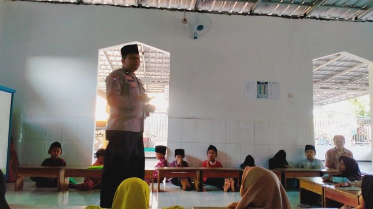 Polsek Kalimanah Polres Purbalingga melaksanakan kegiatan polisi sahabat santri di bulan ramadan