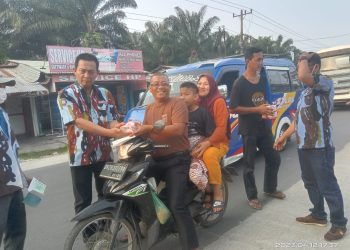 Ketua IPK PAC Tanah Jawa Bersama dengan pengurus membagikan Takjil sebanyak 1000 paket