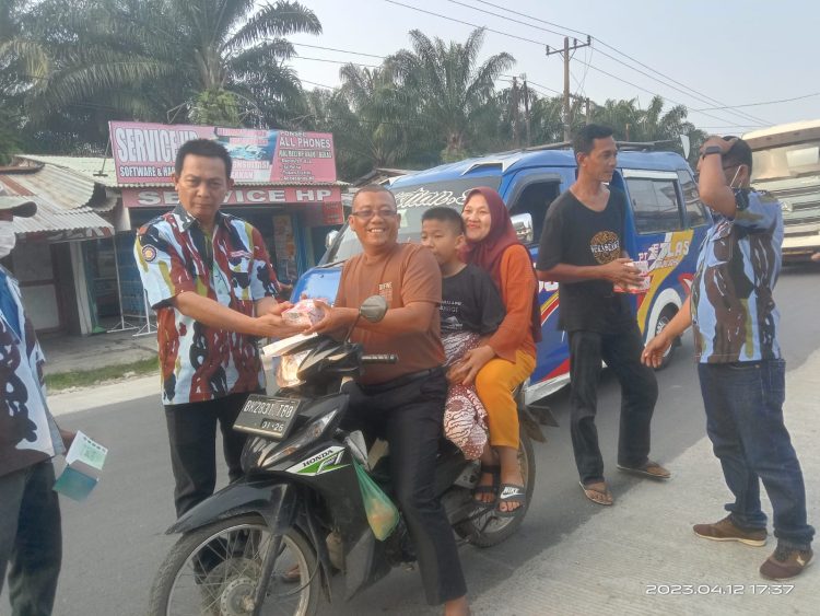 Ketua IPK PAC Tanah Jawa Bersama dengan pengurus membagikan Takjil sebanyak 1000 paket