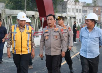 Irjen Panca meninjau Jembatan Wampu yang berada di Kabupaten Langkat. Jembatan Wampu yang dibangun ini berfungsi sebagai jembatan Jalan Lintas Medan-Banda Aceh