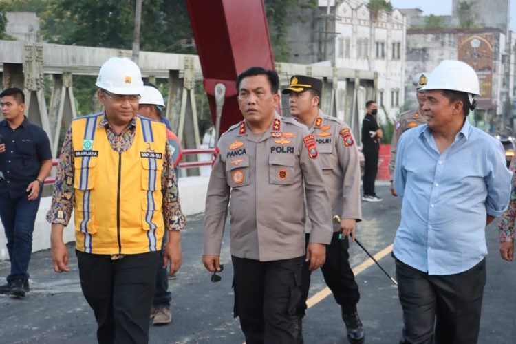 Irjen Panca meninjau Jembatan Wampu yang berada di Kabupaten Langkat. Jembatan Wampu yang dibangun ini berfungsi sebagai jembatan Jalan Lintas Medan-Banda Aceh