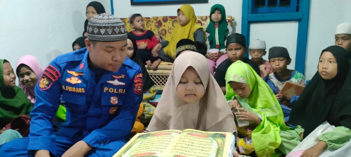 Kepala Pos Pangkalan Sandar Kuala Sugihan Bripka Nuryadi SH bersama Bripka Hariansyah P, Bripka Beni S, dan Bharaka Aan Firdaus SH melaksanakan kegiatan Air Binjar belajar membaca Al-qur"an bagi anak pesisir di desa Kuala Sugihan