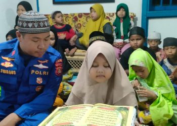 Kepala Pos Pangkalan Sandar Kuala Sugihan Bripka Nuryadi SH bersama Bripka Hariansyah P, Bripka Beni S, dan Bharaka Aan Firdaus SH melaksanakan kegiatan Air Binjar belajar membaca Al-qur"an bagi anak pesisir di desa Kuala Sugihan