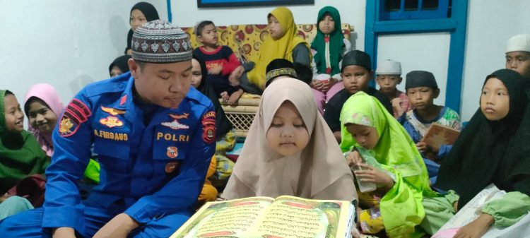 Kepala Pos Pangkalan Sandar Kuala Sugihan Bripka Nuryadi SH bersama Bripka Hariansyah P, Bripka Beni S, dan Bharaka Aan Firdaus SH melaksanakan kegiatan Air Binjar belajar membaca Al-qur"an bagi anak pesisir di desa Kuala Sugihan