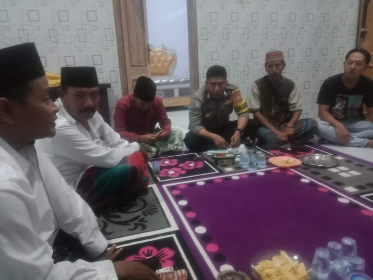 Kapolres Probolinggo Kota AKBP Wadi Sa’bani melalui Kapolsek Sumberasih AKP Agus Santoso melaksanakan kegiatan silaturahmi dan koordinasi di rumah Kepala Desa Banjarsari Abdul Wahid bersama dengan jajaran pemerintah desa Banjarsari