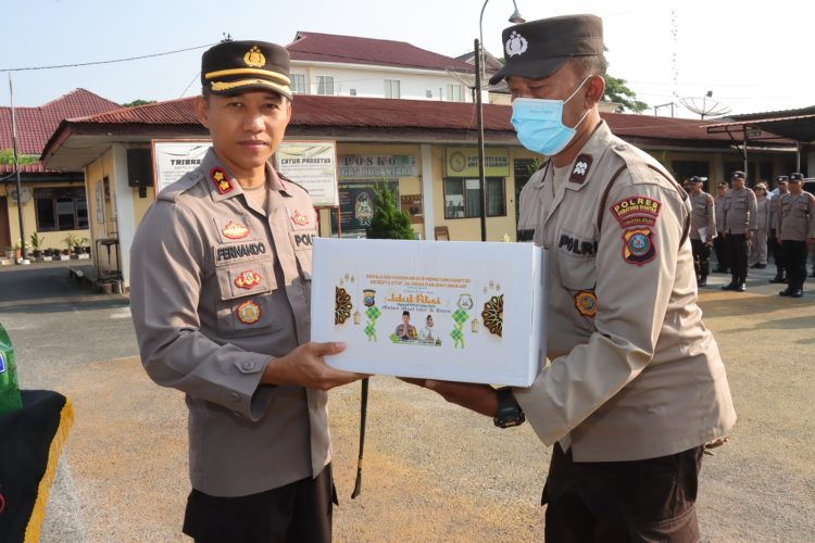 Kapolres Pematangsiantar AKBP Fernando SH S.I.K menyerahkan bingkisan paket lebaran kepada perwakilan personel, ASN, dan PHL Polres Pematangsiantar