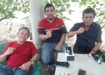 Ketua DPP LSM Pakar Indonesia, Atan Gantar Gultom (kiri), Sektetaris ATB, Ahmad (tengah) dan Ketua ATB, Junaidi Sihaloho (kanan) konfrensi pers di Teladan Medan, Kamis (13/4/2023). (Foto:mitrapolri.com/Tumpal Manik)