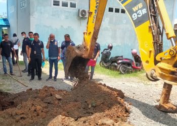 Ditreskrimsus Polda Aceh, melakukan penggalian pondasi ruang kelas III atau pinere RSUD-SIM Nagan Raya, dengan menggunakan alat berat excavator mini milik DLHK Kabupaten Nagan Raya