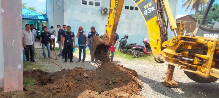 Ditreskrimsus Polda Aceh, melakukan penggalian pondasi ruang kelas III atau pinere RSUD-SIM Nagan Raya, dengan menggunakan alat berat excavator mini milik DLHK Kabupaten Nagan Raya