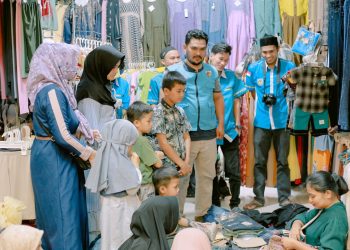 3 Orang anak dari Korban Kebakaran dan 3 Orang Anak Almarhum Lamsir, serta Anak Yatim 1 Orang dari Kampong Pemualan dan 1 Orang dari Kampong Pasar Rundeng Kecamatan Rundeng dibawa untuk berbelanja pakaian lebaran di pasar modern Kota Subulussalam