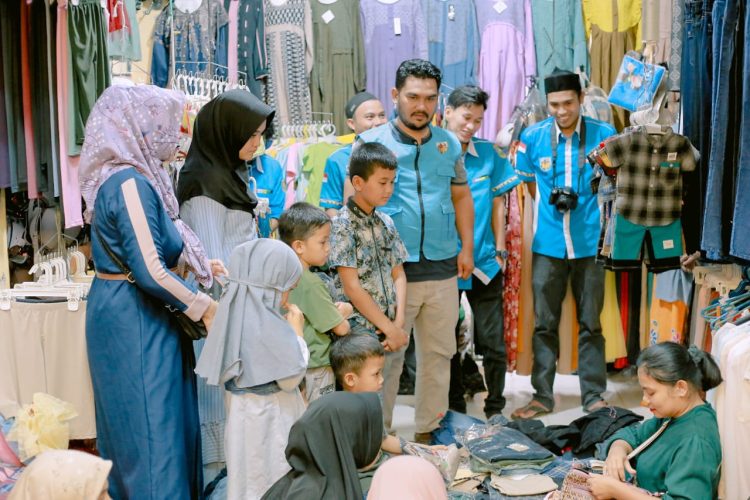 3 Orang anak dari Korban Kebakaran dan 3 Orang Anak Almarhum Lamsir, serta Anak Yatim 1 Orang dari Kampong Pemualan dan 1 Orang dari Kampong Pasar Rundeng Kecamatan Rundeng dibawa untuk berbelanja pakaian lebaran di pasar modern Kota Subulussalam
