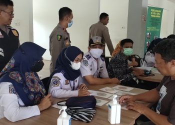 Dokkes Polresta Banyumas Polda Jateng melaksanakan kegiatan pemeriksaan kesehatan kepada para pengemudi bus