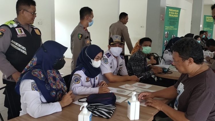 Dokkes Polresta Banyumas Polda Jateng melaksanakan kegiatan pemeriksaan kesehatan kepada para pengemudi bus