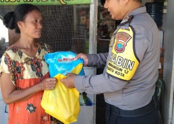Bhabinkamtibmas Polresta Manado melaksanakan kegiatan silaturahmi dan memberikan sembako kepada warga yang kurang mampu, Rabu (12/04/2023) siang