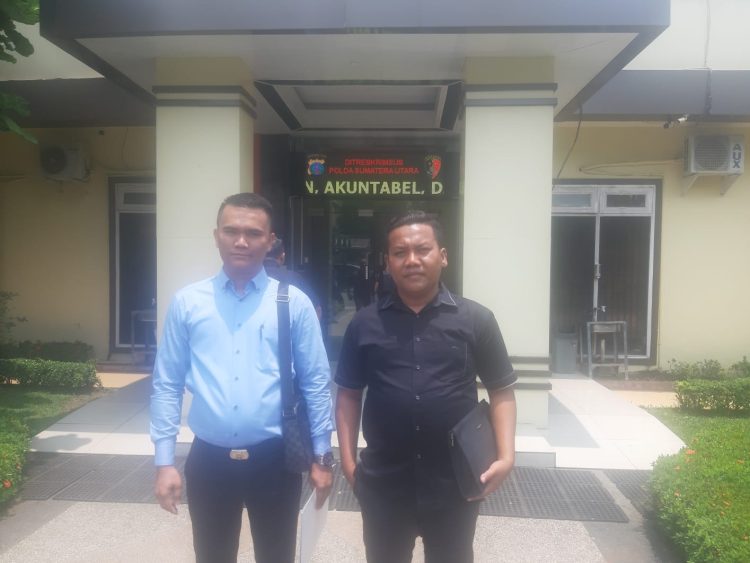 Pengacara aktivis kemanusiaan Edianto Simatupang, Joko Pranata Situmeang SH MH (kanan) didampingi Torotodozisokhi Laia SH mendatangi Direktorat (Dit) Reskrimsus Polda Sumut meminta gelar perkara khusus, Kamis (14/4/2023). (Foto: mitrapolri.com/ Tumpal Manik)