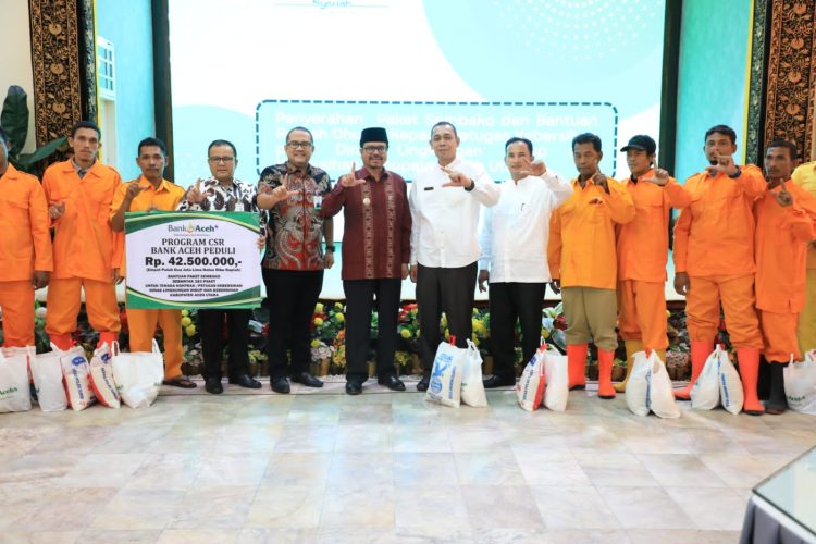 Penjabat Bupati Aceh Utara Azwardi, AP, MSi, menyerahkan bantuan 10 unit rumah dhuafa dan 283 paket bahan sembako kepada tenaga kontrak kebersihan