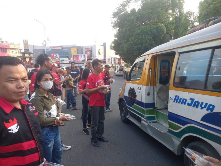 Pembagian takjil ini yang dilakukan oleh keluarga besar AXS (Avanza Xenia Solution), dibagikan kepada para supir angkutan umum yang sedang melintas, pengendara ojek online, dan para pengendara sedang melintas