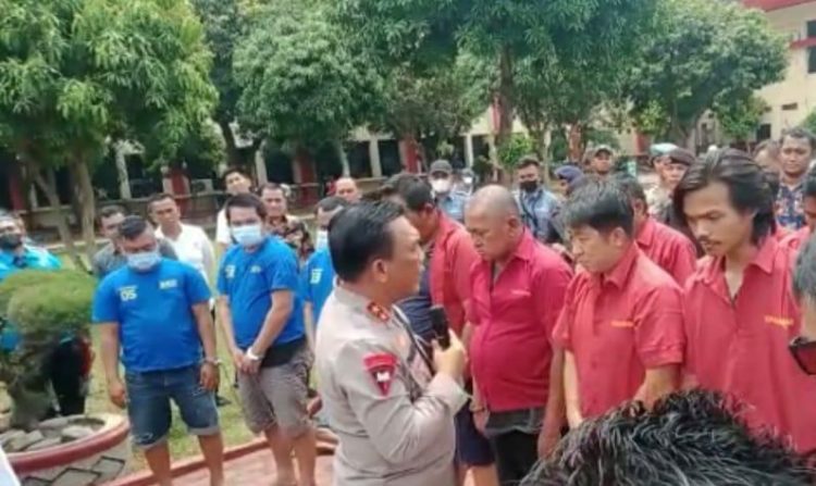 Kapolda Sumut Irjen Pol RZ Panca Putra marah terhadap Benny yang merupakan tersangka kasus narkotika dan judi , Jumat (14/4/2023) pada paparan di Mapolda Sumut. (Foto Dok/ Polda Sumut)