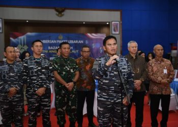 Kepala Staf Angkatan Laut (Kasal) Laksamana TNI Muhammad Ali saat kegiatan Pemberian Paket Lebaran dan Bazar Murah bertempat di Gedung Olah Raga (GOR) Serbaguna, Mabesal, Cilangkap, Jakarta Timur