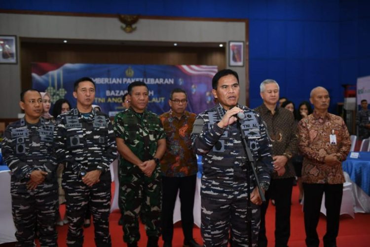 Kepala Staf Angkatan Laut (Kasal) Laksamana TNI Muhammad Ali saat kegiatan Pemberian Paket Lebaran dan Bazar Murah bertempat di Gedung Olah Raga (GOR) Serbaguna, Mabesal, Cilangkap, Jakarta Timur