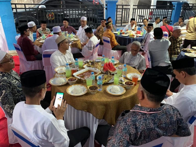 Ikatan Keluarga Wartawan Indonesia (IKWI) Kota Lhokseumawe salurkan sejumlah bantuan sembako kepada Yayasan Pendidikan Islam (YPI) Pesantren Qari - Hafizh (QAHA) di Gampong Teumpok Teungeh Kota Lhokseumawe