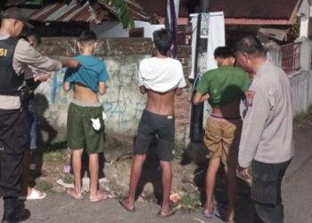Personel Polresta Manado dan Polsek Jajaran lakukan patroli Sibulan di kecamata Wanea pada Kamis (13/4/2023) malam