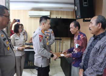 Kapolresta Deliserdang, Kombes Pol Irsan Sinuhaji memberikan bantuan tali asih kepada para Purnawirawan dan Warakawuri Polri yang turut hadir dalam Ibadah memperingati Hari Paskah di Aula Tribrata Mapolresta Deli Serdang, Sabtu (15/4/2023). (Foto Dok/ Polresta DS)