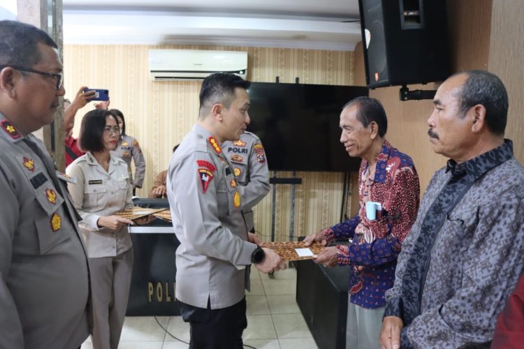 Kapolresta Deliserdang, Kombes Pol Irsan Sinuhaji memberikan bantuan tali asih kepada para Purnawirawan dan Warakawuri Polri yang turut hadir dalam Ibadah memperingati Hari Paskah di Aula Tribrata Mapolresta Deli Serdang, Sabtu (15/4/2023). (Foto Dok/ Polresta DS)
