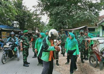 Anggota Anggota Koramil 418-08/Sako Bersama Persit Rantin 09 Sako membagikan takjil Bertempat di depan Makoramil 418-08/Sako jln Musi Raya Perumnas Sako Palembang