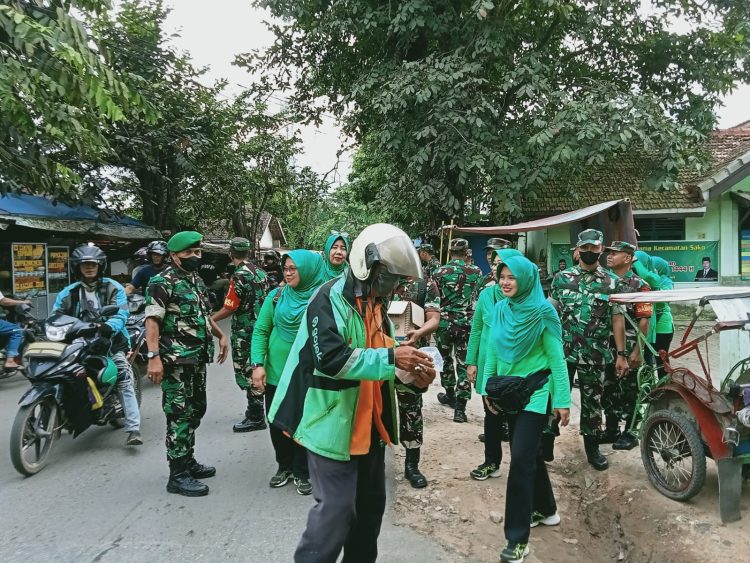 Anggota Anggota Koramil 418-08/Sako Bersama Persit Rantin 09 Sako membagikan takjil Bertempat di depan Makoramil 418-08/Sako jln Musi Raya Perumnas Sako Palembang