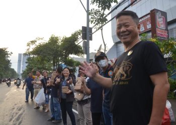 Tiga puluhan anggota DPP PJI (Dewan Pimpinan Pusat Persatuan Jurnalis Indonesia) membagikan paket takjil di depan Dunkin Donuts Jalan Jemurandayani 45A Surabaya