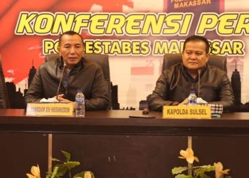 Kapolda Sulsel Irjen Setyo Boedi Moempoeni Harso, S.H., M.Hum dan Pangdam XIV Hasanuddin Mayjen TNI Dr. Totok Imam Santoso, menggelar Konferensi Pers terkait Insiden pengerusakan Fasilitas milik Polri di Makassar, Jumat, 14 April 2023