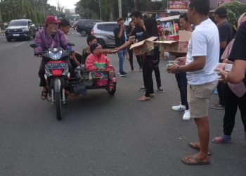 Pembagian takjil yang dilakukan oleh keluarga besar keluarga besar Billy Siregar (Cendana Family), dibagikan kepada para supir angkutan umum yang sedang melintas, pengendara ojek online, dan para pengendara sedang melintas