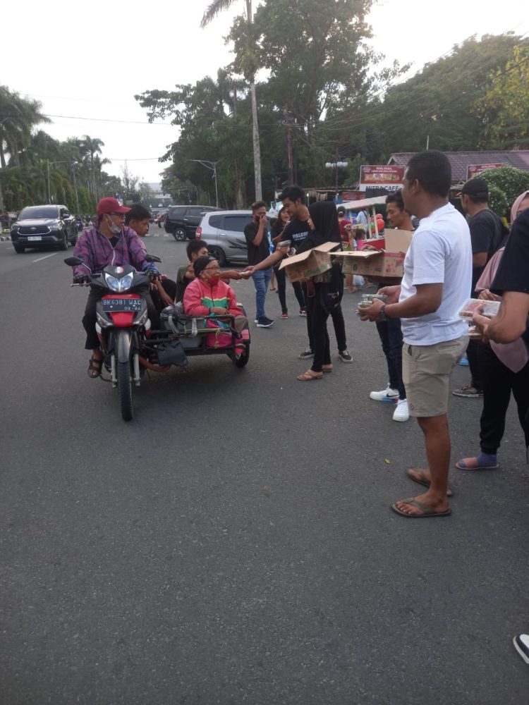 Pembagian takjil yang dilakukan oleh keluarga besar keluarga besar Billy Siregar (Cendana Family), dibagikan kepada para supir angkutan umum yang sedang melintas, pengendara ojek online, dan para pengendara sedang melintas