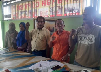 Azhari Lubus (56) didampingi istri dan anaknya mengadu ke ketua DPP LSM Pakar Indonesia, Atan Gantar Gultom