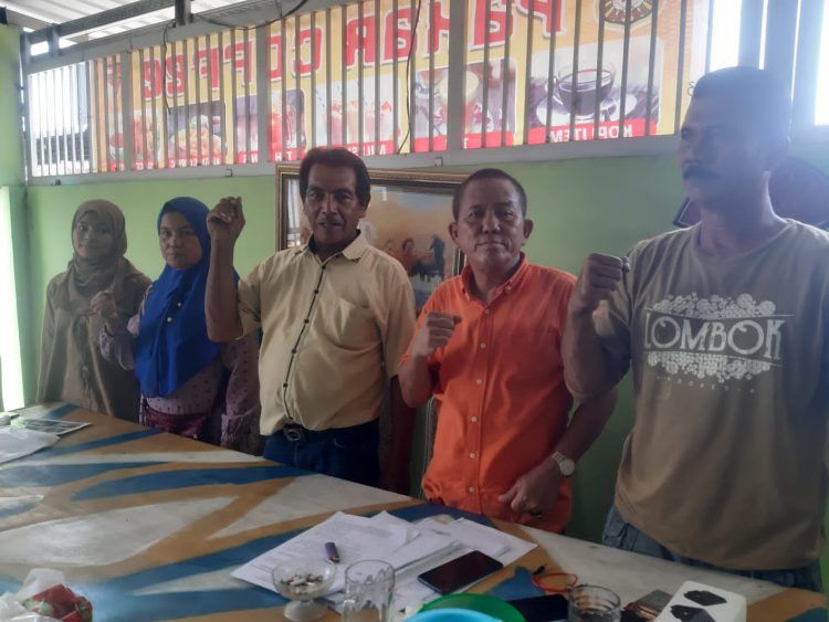 Azhari Lubus (56) didampingi istri dan anaknya mengadu ke ketua DPP LSM Pakar Indonesia, Atan Gantar Gultom