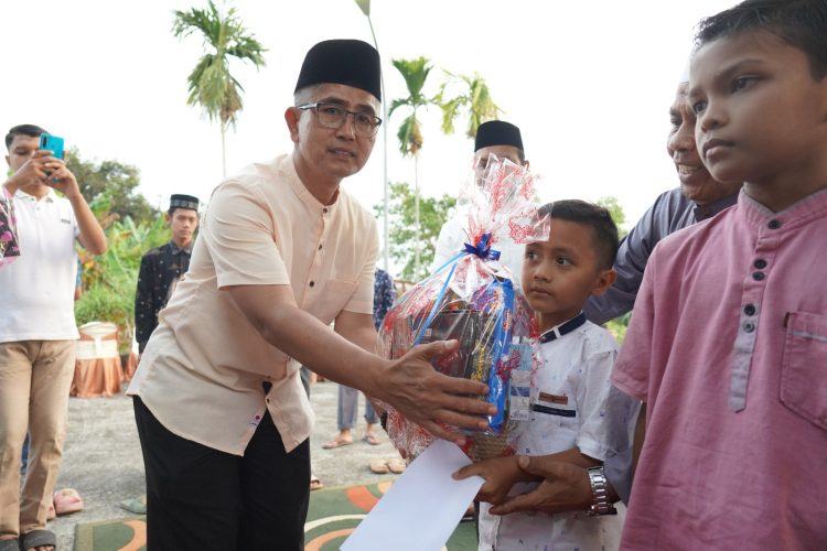 PT Pupuk Iskandar Muda (PIM) menyalurkan bantuan berupa Santunan dan Paket Lebaran bagi 760 anak yatim yang ada di lima belas desa di Kecamatan Dewantara, Aceh Utara dan dua Desa di Kota Lhokseumawe pada Rabu (12/04/2023)